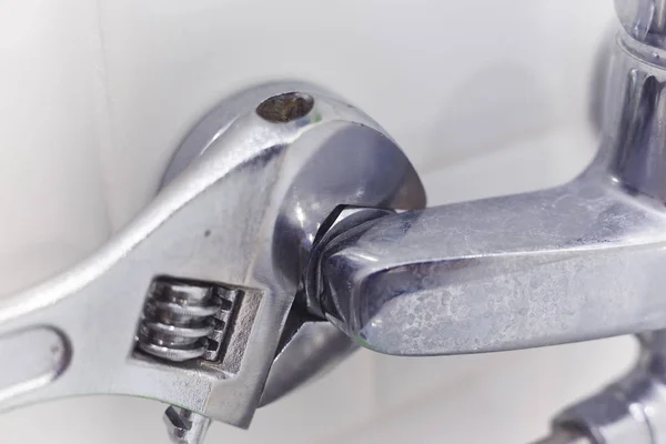 Vízvezeték szerelő használja csőkulcs szolgáltatás zuhanyzó mixer csapoló — Stock Fotó