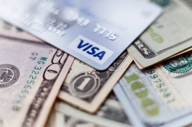 Minsk, Belarus - 3 Ocak 2019: Amerikan Dolarlı Visa Sisteminin Plastik Kartı