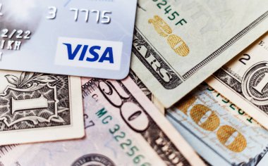 Minsk, Belarus - 3 Ocak 2019: Amerikan Dolarlı Visa Sisteminin Plastik Kartı