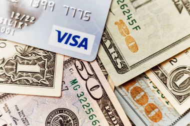 Minsk, Belarus - 3 Ocak 2019: Amerikan Dolarlı Visa Sisteminin Plastik Kartı