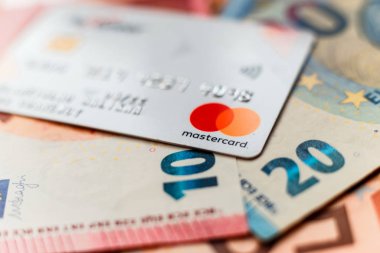 Minsk, Belarus - 3 Ocak 2019: Euro para ve ana kart sistemi banka kartı