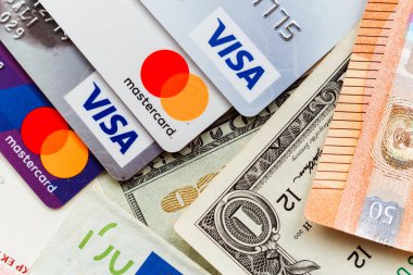 Minsk, Belarus - 3 Ocak 2019: Kredi kartı, Visa ve Mastercard, kredi kartı, banka, elektronik kart ve nakit para yığını