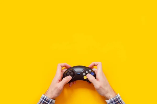 Mãos do homem com gamepad sem fio em amarelo — Fotografia de Stock