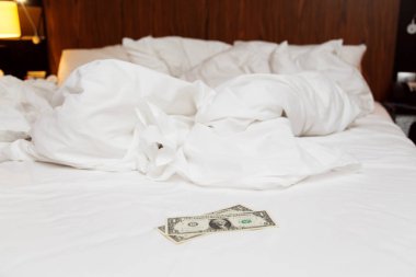 Otelde çalışanlar için yapılmamış yatak bahşişleri. Yatak çarşaflarına iki dolar.