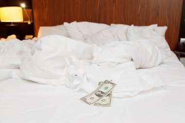 Otelde çalışanlar için yapılmamış yatak bahşişleri. Yatak çarşaflarına iki dolar.