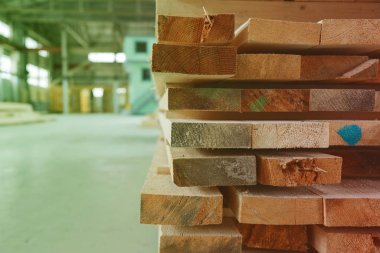 Depoda ya da fabrikada kereste fabrikasında. Tahta kereste yığını boş inşaat malzemesi. Günlük Endüstrisi.