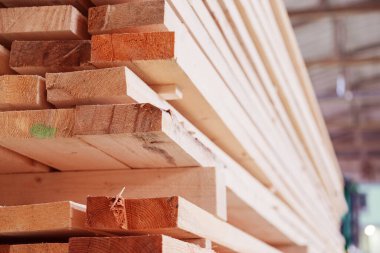 Depoda ya da fabrikada kereste fabrikasında. Tahta kereste yığını boş inşaat malzemesi. Günlük Endüstrisi.