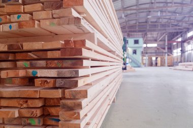 Depoda ya da fabrikada kereste fabrikasında. Tahta kereste yığını boş inşaat malzemesi. Günlük Endüstrisi.
