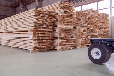 Depoda ya da fabrikada kereste fabrikasında. Tahta kereste yığını boş inşaat malzemesi. Günlük Endüstrisi.
