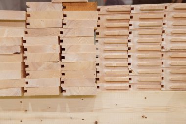 Tahta kereste inşaat malzemesi. Bir yığın tahta parmaklık. küçük alan derinliği