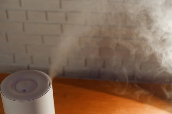 Humidifier spreading steam into the living room — Stock Photo, Image