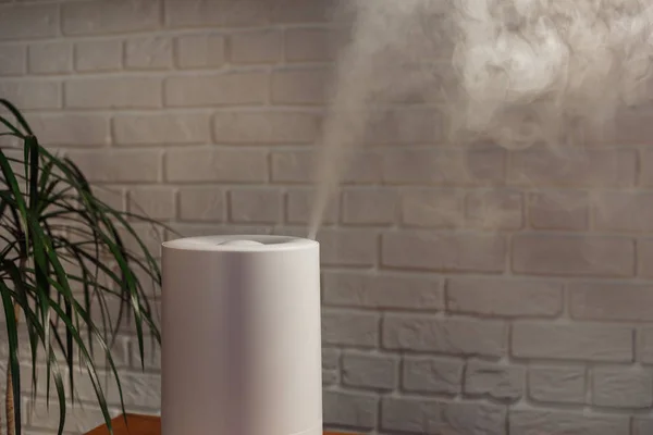 Humidifier spreading steam into the living room — Stock Photo, Image