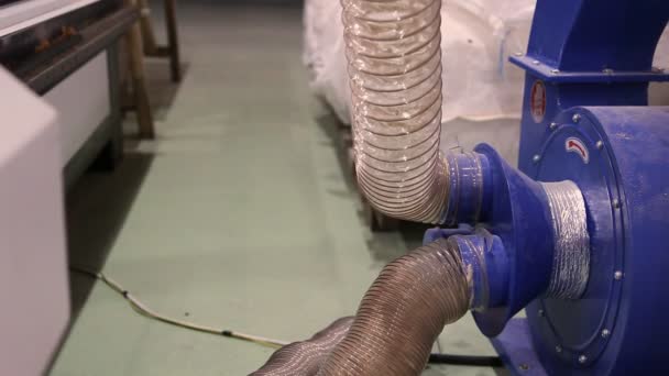 Ventilateur de poussière centrifuge sur l'usine industrielle de travail du bois. Système de dépoussiérage . — Video