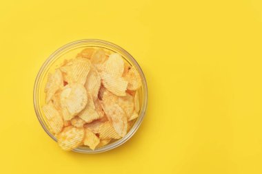 Sarı arka planda gözlüklü patates cipsi.