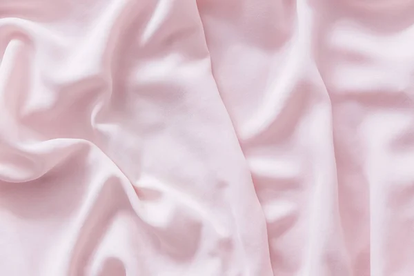 ピンクのしわシルク生地。ピンクの生地は波が描かれています。ピンクの生地の背景や質感. — ストック写真