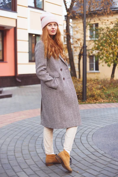 Autumn fashion portrait of beautiful ginger woman in warm clothes — Stock Photo, Image