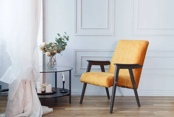 Interiér moderního obývacího pokoje s oranžovým křeslem skleněným stolem a omítkovým rámem na stěně — Stock fotografie