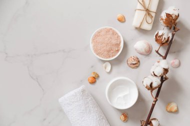 Yukarıdan beyaz mermer arka plan üzerine kurulmuş spa kozmetikleri. Güzellik blogcusu kavramı. Boşluğu kopyala