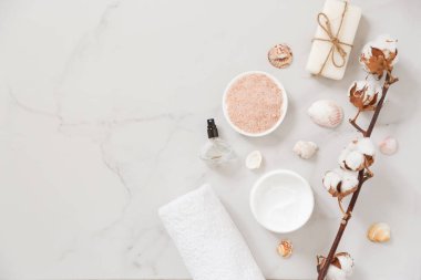 Yukarıdan beyaz mermer arka plan üzerine kurulmuş spa kozmetikleri. Güzellik blogcusu kavramı. Boşluğu kopyala