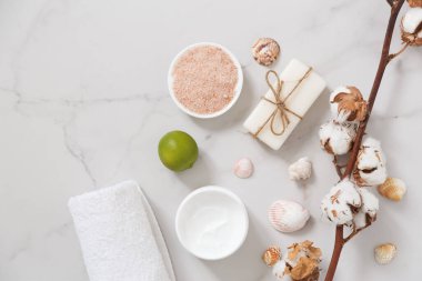 Yukarıdan beyaz mermer arka plan üzerine kurulmuş spa kozmetikleri. Güzellik blogcusu kavramı. Boşluğu kopyala