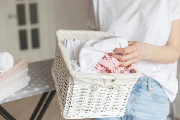 Cesta rústica de mimbre con ropa lavada en mano de mujer lista para planchar — Foto de Stock