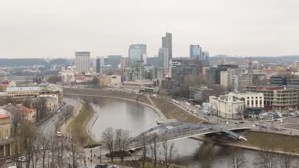 Flygtid video av Vilnius nya centrum på en molnig dag på våren — Stockvideo