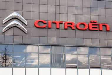 Minsk, Belarus - 13 Eylül 2020: bir satıcının cephesinde Citroen logosu. Citroen büyük bir Fransız otomobil üreticisi..