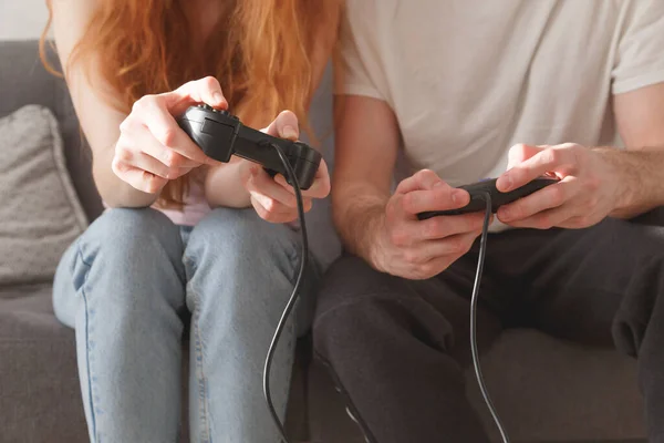 Jovem Casal Uma Menina Cara Com Joysticks Suas Mãos Jogar — Fotografia de Stock