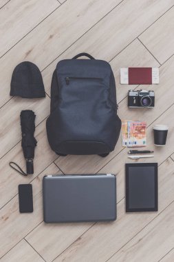 Sırt çantasının düğümlenmesi ve Avrupa 'ya kısa bir yolculuk için gerekli tüm nitelikler ya da bir adam için iş gezisi, üst görüş