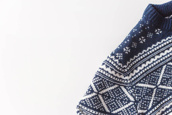 Шерстяной человек синий пуловер с белым узором на белом фоне
