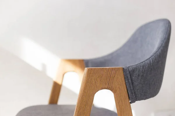 Современное Современное Кухонное Кресло Деревянными Ножками Закрыть Обзор Мягкой Фокусировкой — стоковое фото