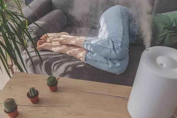 Humidificador Funciona Mientras Mujer Tiene Día Siesta — Foto de Stock