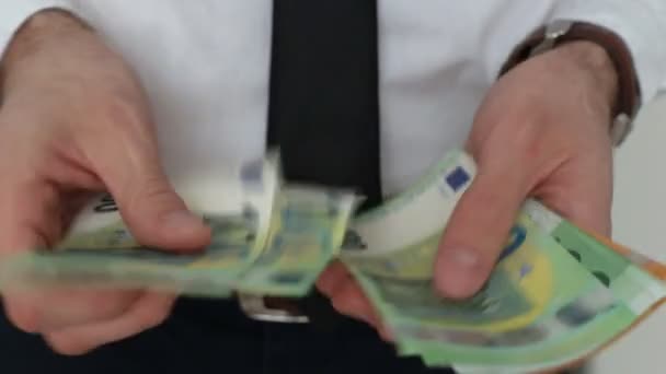 Man räknar pengar. Närbild av kvinnliga händer som räknar 50 och 100 eurosedlar. Valutaväxling Beräkning av kontanta medel. — Stockvideo