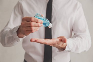 Ofis çalışanı halka açık yerlerde el dezenfektanı jeli, koronavirüs Covid-19 kullanıyor. İş konseptinde antiseptik, hijyen ve sağlık hizmetleri.