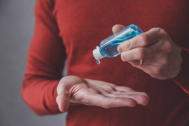 Çamaşır deterjanı kullanan erkek elleri, halka açık yerlerde Coronavirus Covid-19. Antiseptik, hijyen ve sağlık konsepti