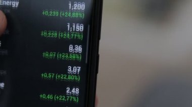 Dünya ekonomik büyümesi, krizin sonu veya boğa piyasası. Borsada borsada borsada hisse senedi borsasında büyüyen fiyatlar. Cep telefonundaki hisse senedi alıntılarını kontrol etme görüntüsü