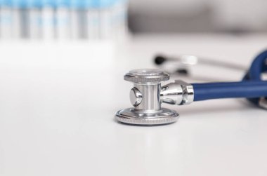 Tıbbi steteskop ya da fonendoskop beyaz masada. Auscultation için akustik tıbbi aygıt