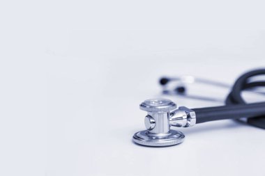 Tıbbi steteskop ya da beyaz arka planda fonendoskop. Tonu ayarlanmış resim