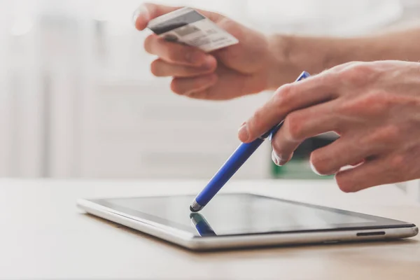 Mężczyzna Trzyma Tablet Kartę Kredytową Przy Stole Zakupy Online — Zdjęcie stockowe