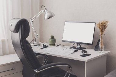 Modern şık ofis işyeri. Beyaz, siyah ve krom rengi