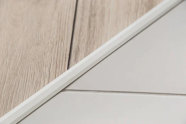 Aluminiumplaatband Voor Laminaat Tegelvloerverbindingen Vloerverbindingsstukken Decoratieve Strippen Dorpels — Stockfoto
