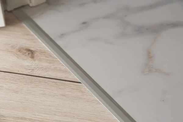 Alüminyum platform laminat ve fayans zemin eklemleri, zemin konnektörü, dekoratif şerit veya pervazlar için.