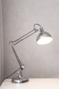 Modern krom masa lambası açıldı.