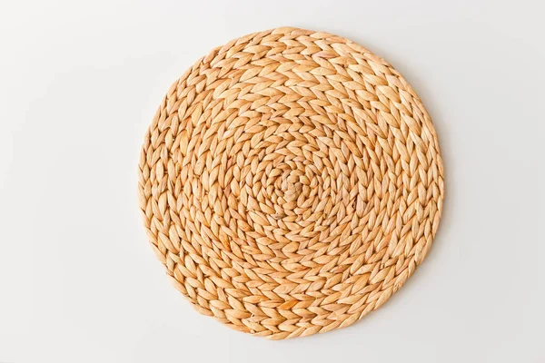 Hasır saman duruşu beyaz arka planda izole edildi. Düz konum, üst görünüm minimal sosyal medya şablonu