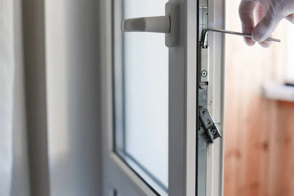 Манон вручную настраивает механику дверей с помощью специального ключа . — стоковое фото