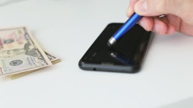 Akıllı telefon ekranında kontrat imzalayan adam. E-imza veya dijital imza.