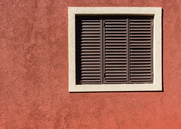 Vieille fenêtre sur un mur — Photo