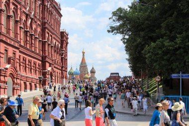 Kızıl Meydan insanlara