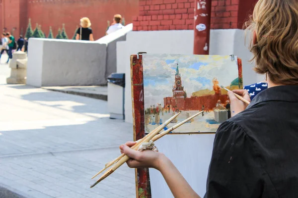 Young  female artist painting — Stock Photo, Image