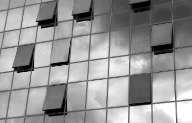 Cam duvar ile bazı açılan pencereler